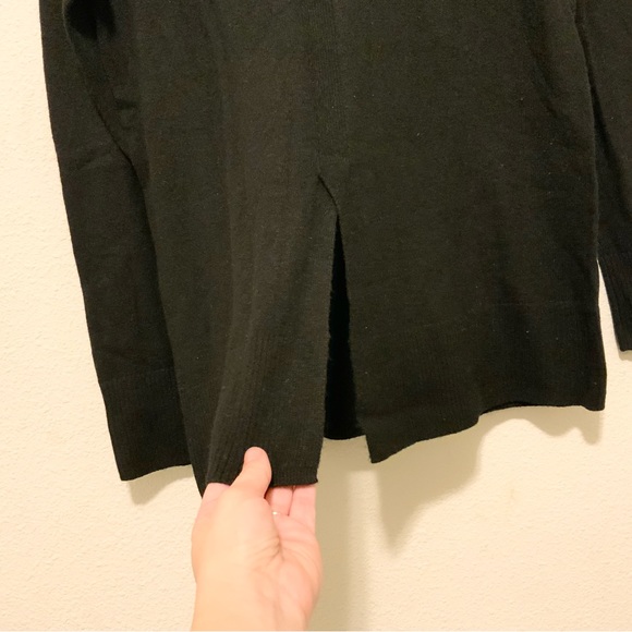 Vineyard Vines Women’s Black Split Back Boatneck Sweater Size Small New - Picture 4 of 5
